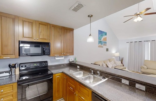 Tallahassee House | All-Suite Townhome with Smart TVs, WiFi, Printer, Full Kitchen - Fenced Yard