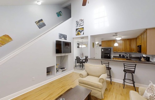 Tallahassee House | All-Suite Townhome with Smart TVs, WiFi, Printer, Full Kitchen - Fenced Yard