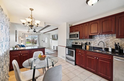 Taylor House | All you need, top notch comfort only 10 min from DTW airport