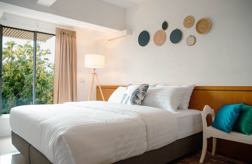 Chana Songkhram Hotel | Alley and Pier