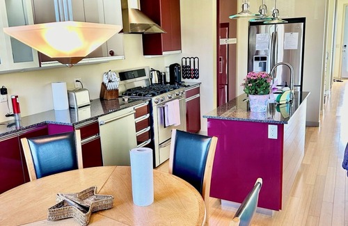 Historic Downtown District Condo | Alley-By Loft: Smack Dab in the Middle of Ashland! Steps from Theaters & Lithia