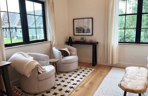 Hendersonville Bed & Breakfast | Allora Plum Blossom King - Downtown Hendersonville Bed + Breakfast