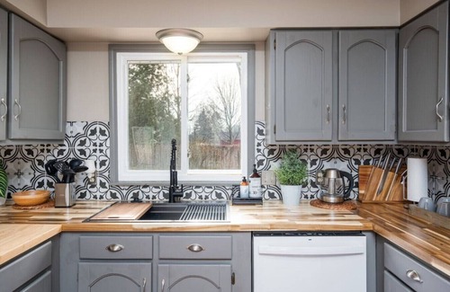 Jenison House | Almar · English Charm, 4beds, 3bath, Host 8+king and Queen