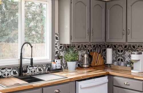 Jenison House | Almar · English Charm, 4beds, 3bath, Host 8+king and Queen