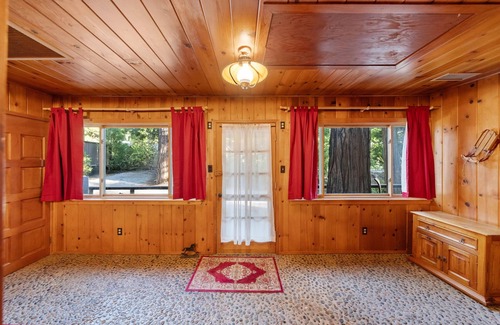 Idyllwild House | Almost Heaven! A charming cabin on the creek walk to town with spa