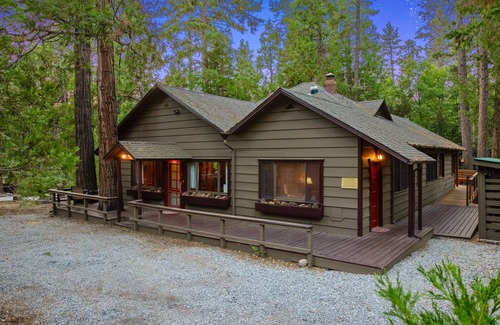 Idyllwild House | Almost Heaven! A charming cabin on the creek walk to town with spa