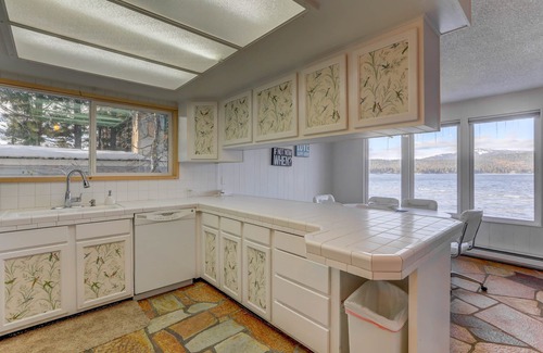 McCall House | Almost Heaven-Lakefront-Shared dock w/Annie's Place-Rent both for a 6-room getaway for large groups!