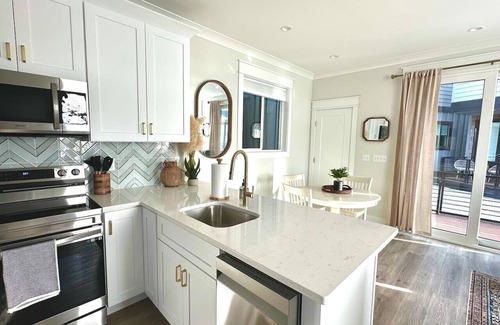 Wilmington Historic District Apartment | Aloha @ The Cove Riverwalk Villas