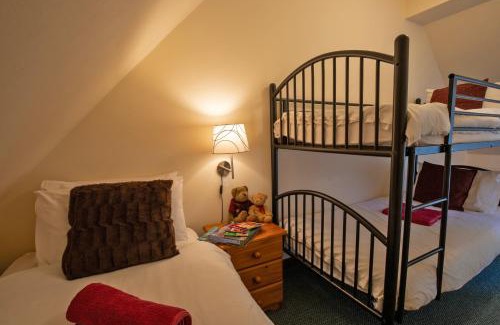 Denstone House | Alpaca Cottage 7mins to Alton Towers