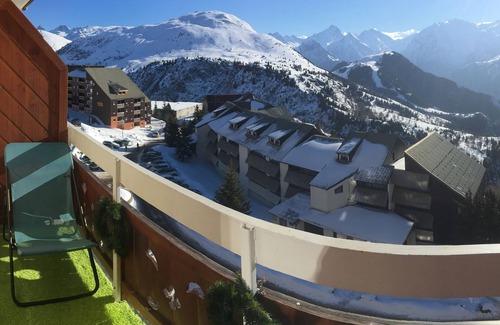 Huez Apartment | Alpe d'Huez-Eclose Est: contemporary apartment with south-facing view