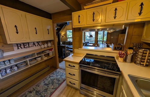 Enumclaw Cabin | Alpen Commune - Riverfront 5-bedroom cabin in fantastic Greenwater