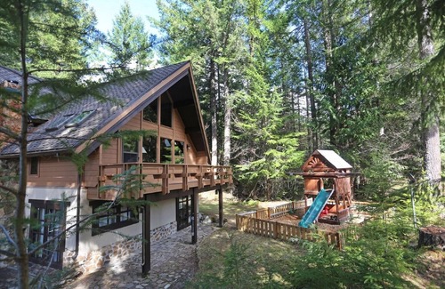 Enumclaw Cabin | Alpen Commune - Riverfront 5-bedroom cabin in fantastic Greenwater