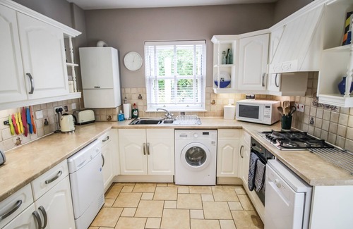 Isle of Portland Cottage | ALPEN ROSE COTTAGE, pet friendly, with a garden in Easton Portland