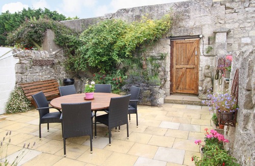 Isle of Portland Cottage | ALPEN ROSE COTTAGE, pet friendly, with a garden in Easton Portland