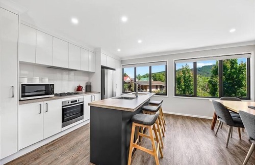 Bright Apartment | Alpine Apartment Three
