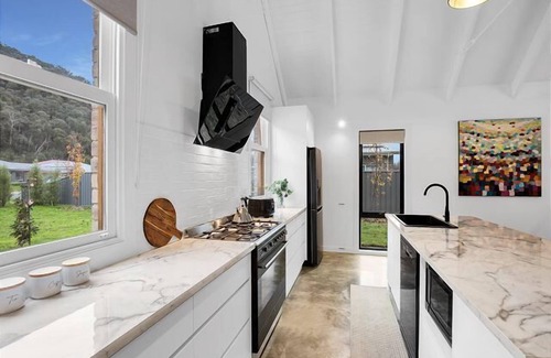 Bright Apartment | Alpine Barn Retreat, Bright