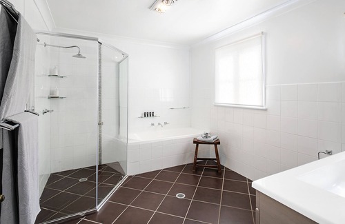 Katoomba House | Alpine Days Guesthouse - 5 mins walk to town!