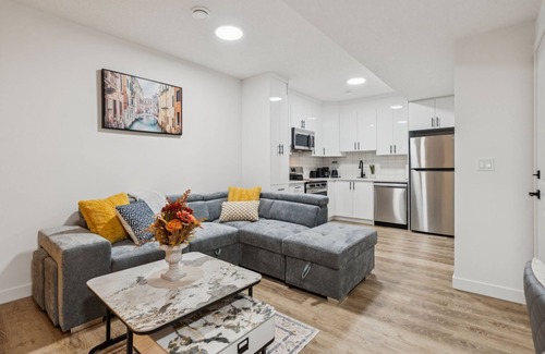 Southwest Calgary House | Alpine Grove 2bed Getaway- 15 Mins to DT