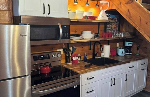 Helen Cabin | Alpine Serenity-Romantic-Hot Tub- Cabin w/View