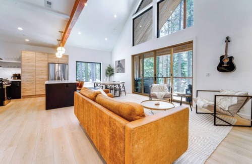Soda Springs House | Alpine Work + Play/Donner Summit EV Hot Tub