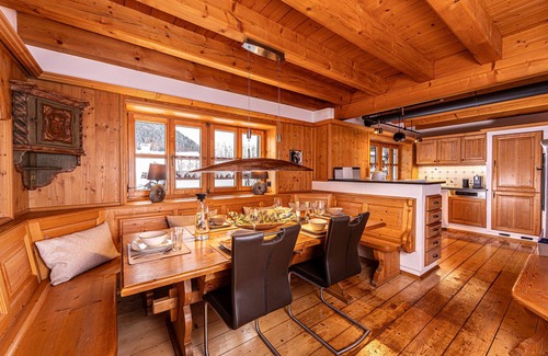 Oberau House | Alpines Juwel: Entspannung und Tradition im Ferienhaus Gipfelstürmer mit Pool