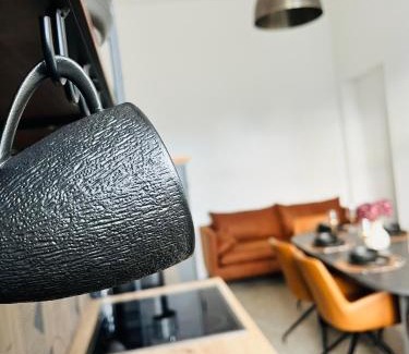 Saarbruecken Apartment | Altbau-Juwel, Antik trifft Modern im Denkmalhaus