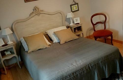 Saint-Aignan Bed & Breakfast | 'Althéa 3p' Guest Room with Shared Garden and Wi-Fi
