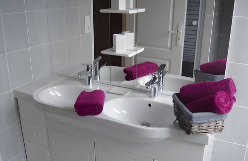 Saint-Aignan Bed & Breakfast | 'Althéa 3p' Guest Room with Shared Garden and Wi-Fi