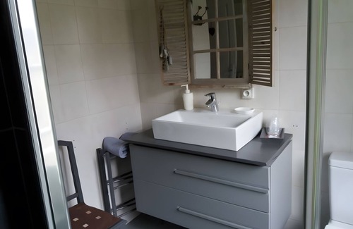 Saint-Aignan Bed & Breakfast | 'Althéa 3p' Guest Room with Shared Garden and Wi-Fi