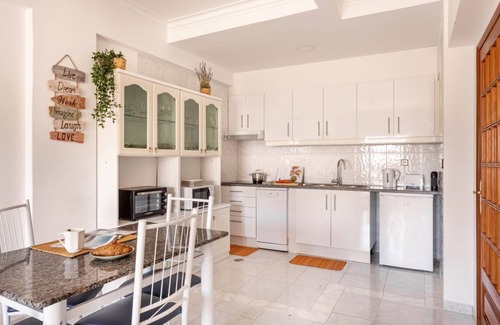 Costa de Caparica Apartment | ALTIDO Adorável Apartamento T1 com varanda perto da praia