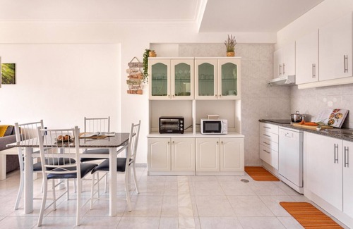Costa de Caparica Apartment | ALTIDO Adorável Apartamento T1 com varanda perto da praia