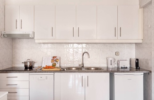 Costa de Caparica Apartment | ALTIDO Adorável Apartamento T1 com varanda perto da praia