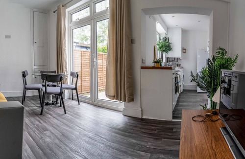Birmingham Apartment | ALTIDO Cosy house w/ garden in Harborne