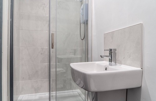 Birmingham Apartment | ALTIDO Cosy house w/ garden in Harborne
