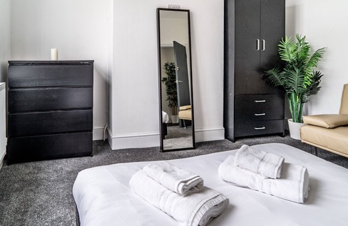 Birmingham Apartment | ALTIDO Cosy house w/ garden in Harborne