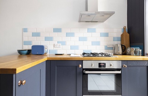 West End Apartment | ALTIDO Glamorous 2-bed flat near Edinburgh Castle