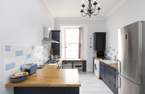 West End Apartment | ALTIDO Glamorous 2-bed flat near Edinburgh Castle