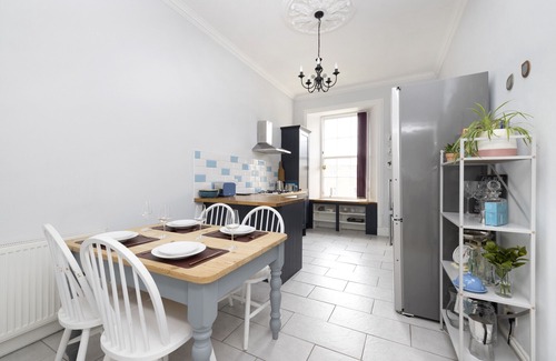 West End Apartment | ALTIDO Glamorous 2-bed flat near Edinburgh Castle