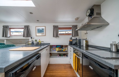 Tower Hill Apartment | ALTIDO Graceful 2-bed Dutch barge near Tower Bridge