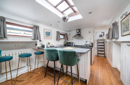 Tower Hill Apartment | ALTIDO Graceful 2-bed Dutch barge near Tower Bridge