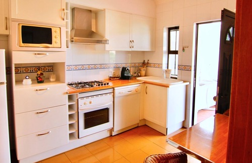 Urbanizacao dos Calicos Apartment | Alto dos Caliços 2BR House w/Garden by LovelyStay
