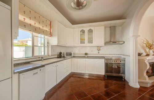 Altura House | Altura Prime-Villa w/Private Pool 500m from Beach