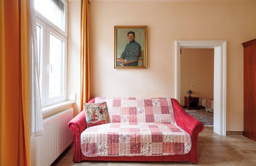 Funfhaus Hotel | Altwienerhof, a cozy and artistic family apartment in Vienna. Near subway