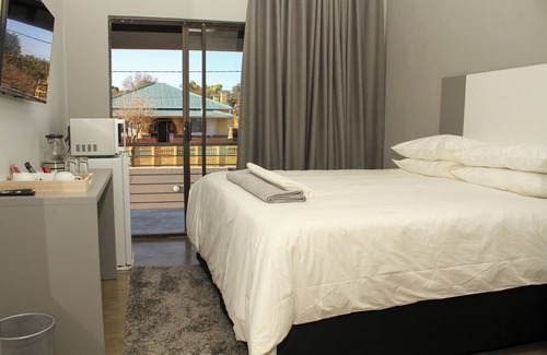 Greater Johannesburg Metropolitan Area Hotel | Alu Boutique hotel offers personalized service with big spacious bedrooms .