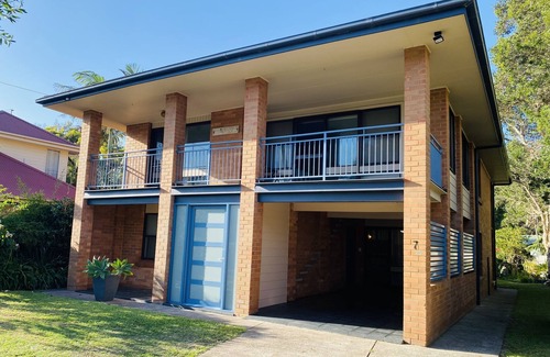 Boomerang Beach Apartment | Aluna Holidays @ Boomerang - walk across the road to Boomerang Beach (north end)