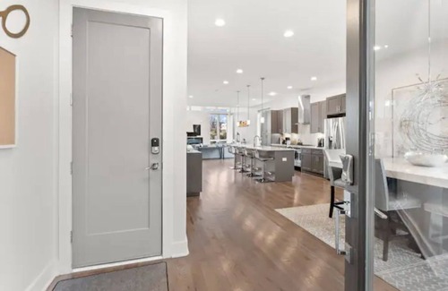 Eighth Avenue House | Always A Guest Favorite! Luxury 3 Level Home+ HUGE Rooftop Deck w/TV, fireplace!