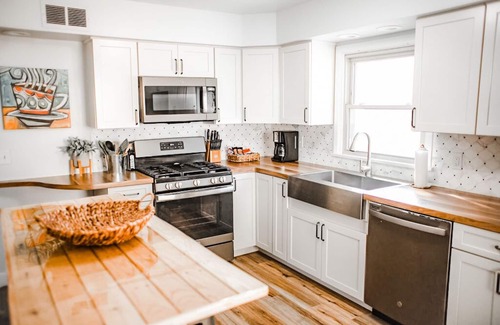 Lakeside House | Always Miner – Freshly Renovated 3BR, 2BA Muskegon Home Ready for Winter Stays