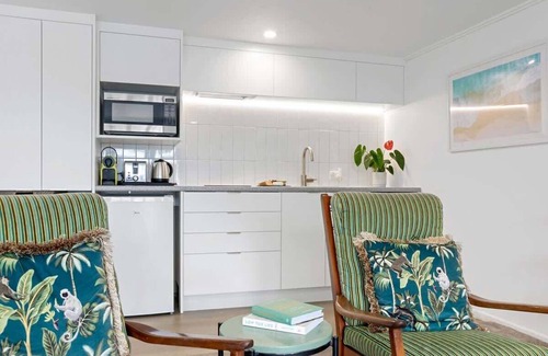 New Plymouth Apartment | Amaroo - poolside studio near Pukekura Park