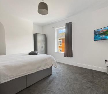 Grantham House | Amaya One -3 bedroom townhouse - with garden - close to town centre - sleeps 7