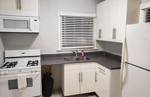 Beverly Grove Apartment | Amazing 1 bedroom by Melrose Ave Central location